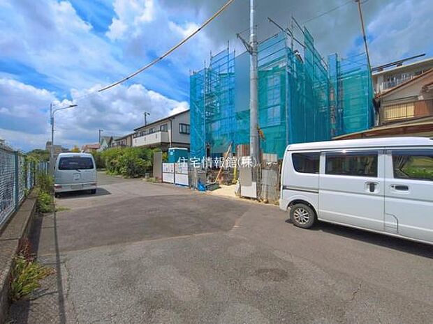 前面道路を含めた現地写真です。