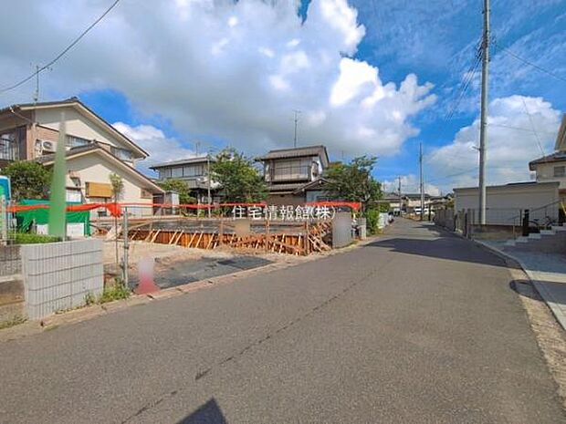 前面道路を含めた現地写真です。