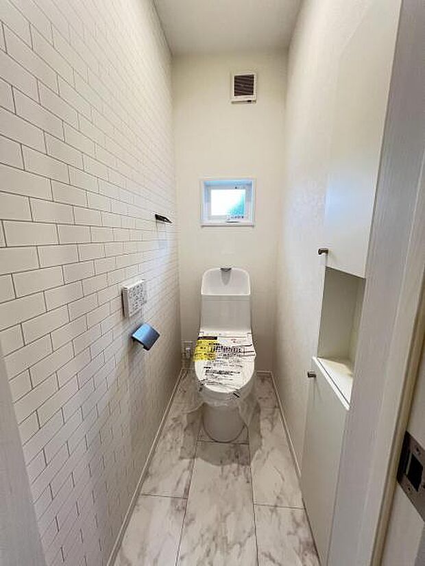 ほっと安らげるトイレ空間です。シャワー洗浄機能付のトイレは、清潔感が印象的な空間ですね。