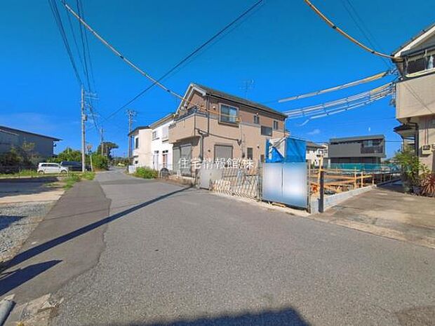 前面道路を含めた現地写真です。