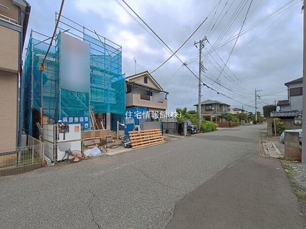 前面道路を含めた現地写真です。