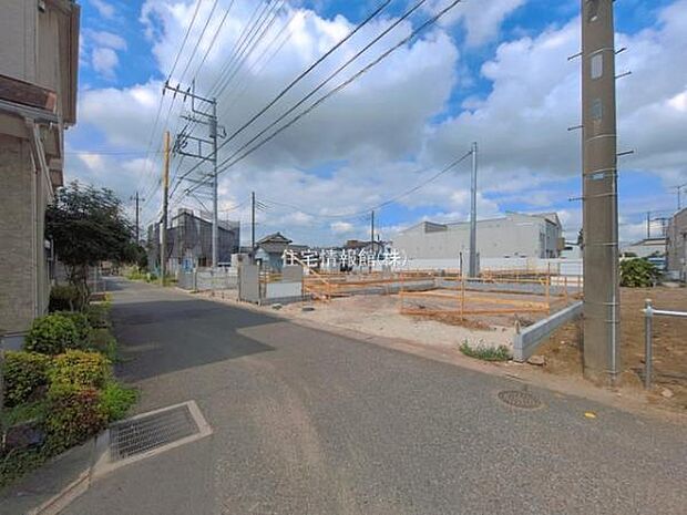 前面道路を含めた現地写真です。