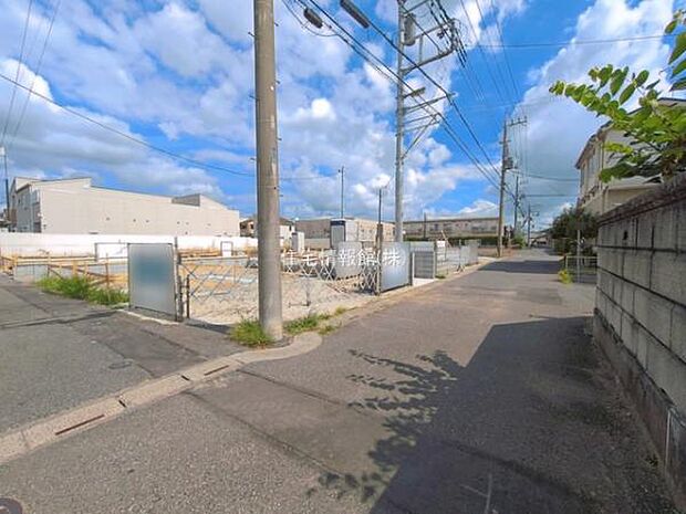 前面道路を含めた現地写真です。