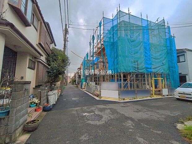 前面道路を含めた現地写真です。