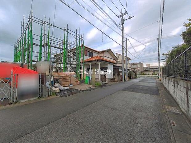 前面道路を含めた現地写真です。