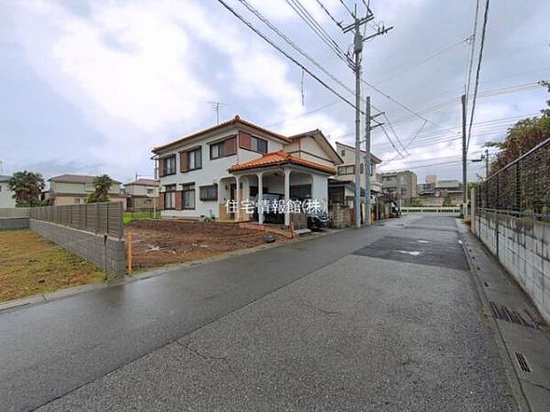 前面道路を含めた現地写真です。