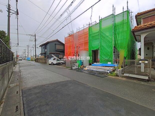 前面道路を含めた現地写真です。