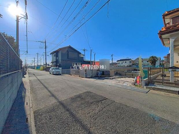 前面道路を含めた現地写真です。