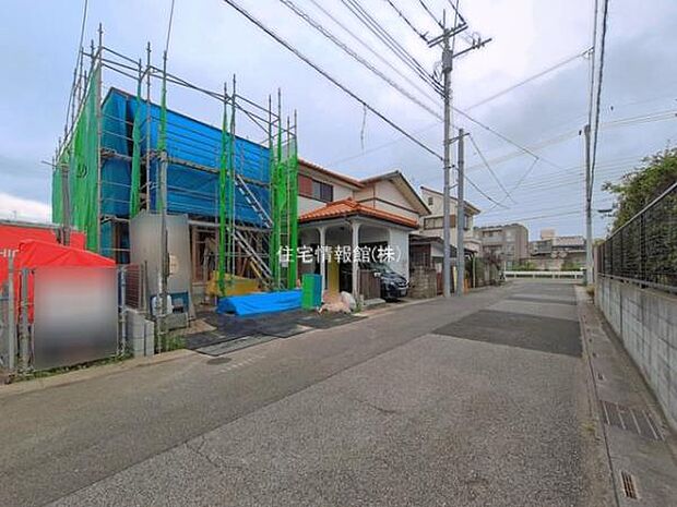 前面道路を含めた現地写真です。