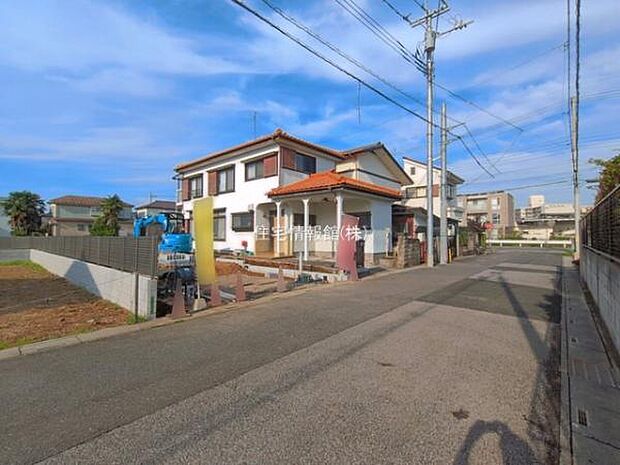 前面道路を含めた現地写真です。