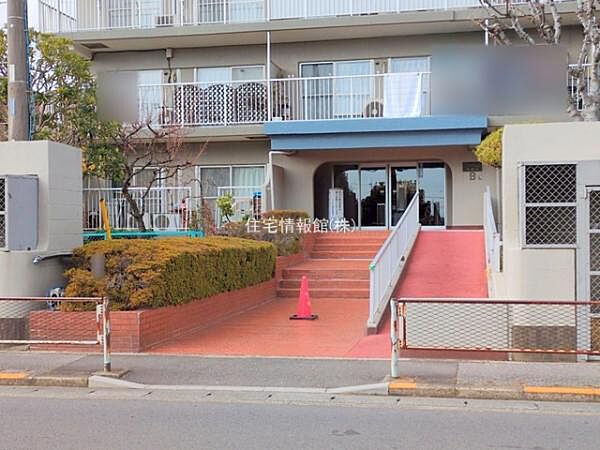ゆったりとした印象のエントランスです。