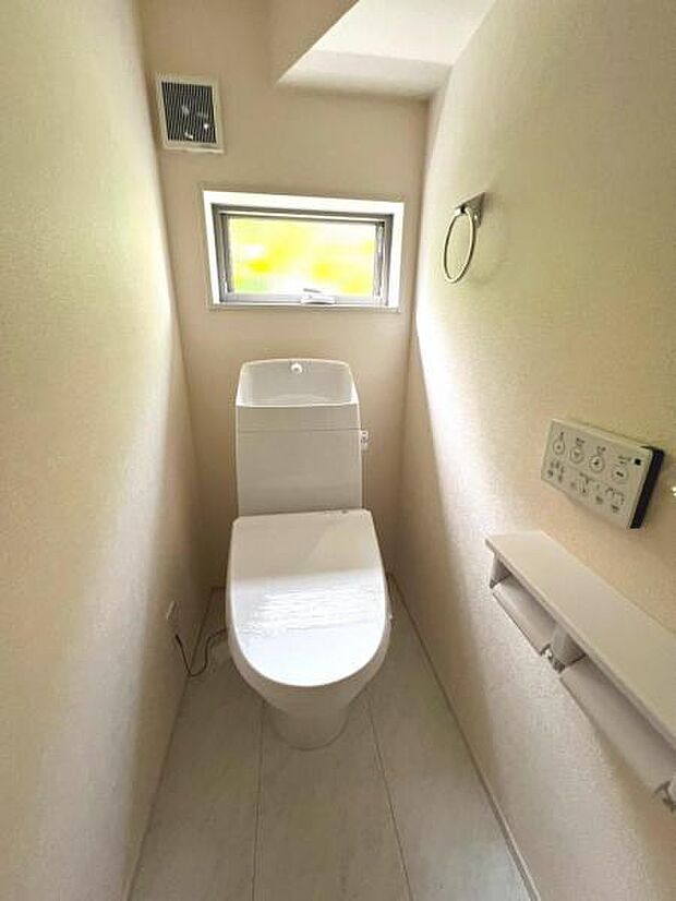 ほっと安らげるトイレ空間です。シャワー洗浄機能付のトイレは、清潔感が印象的な空間ですね。
