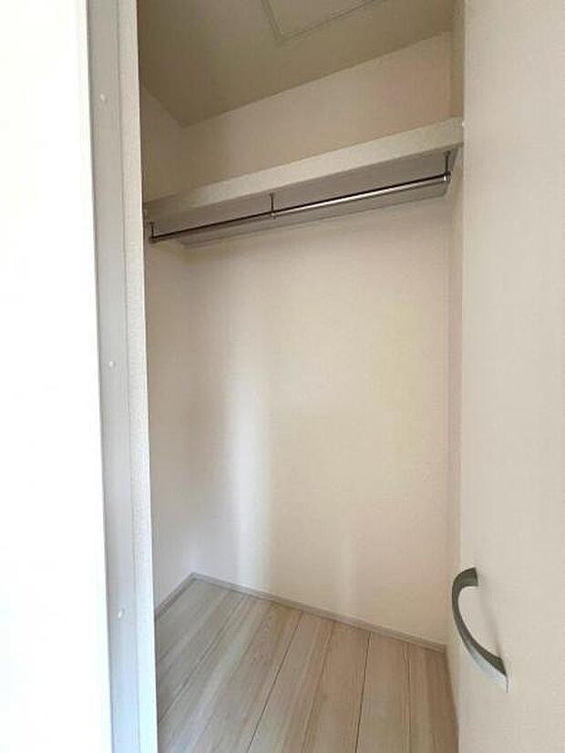 ウォークインクローゼット付きで収納も豊富。お部屋のスペースを有効的に使えそうですね。