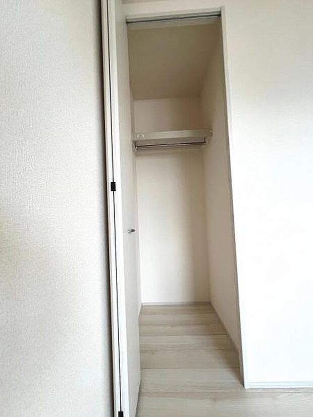 いつでもお部屋をスッキリお使い頂ける収納スペースを設置。