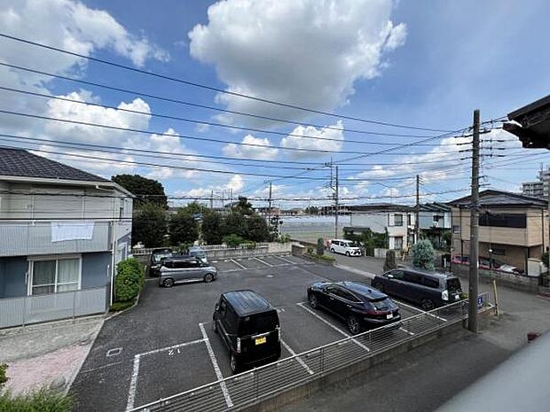 バルコニーからの眺望です。明るい陽射しを浴びながらゆったりと過ごすのも良いですね。