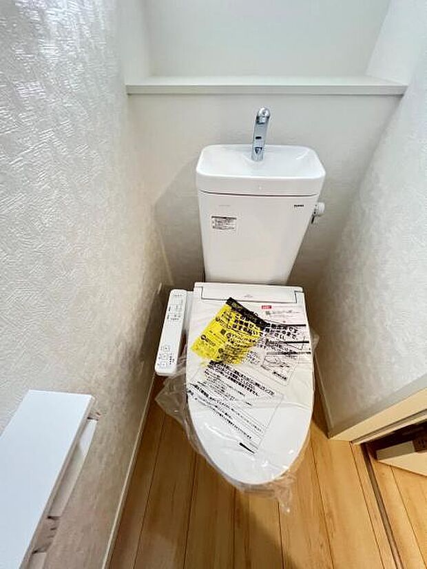 ほっと安らげるトイレ空間です。シャワー洗浄機能付のトイレは、清潔感が印象的な空間ですね。