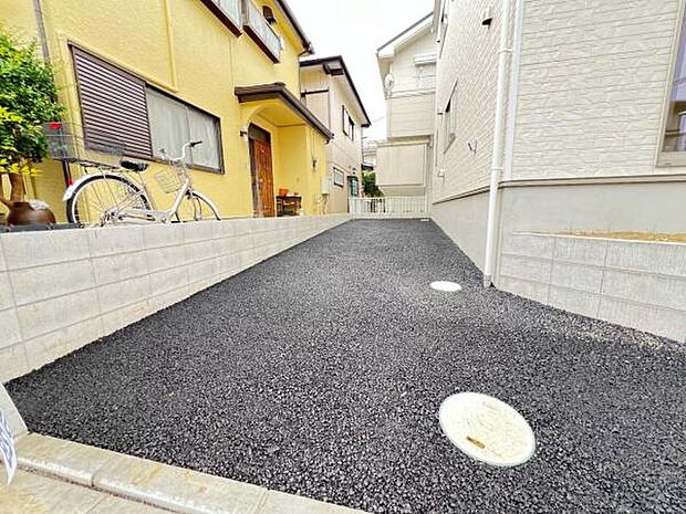 駐車場ももちろん完備しておりますのでお車所有の方にも心強いです。