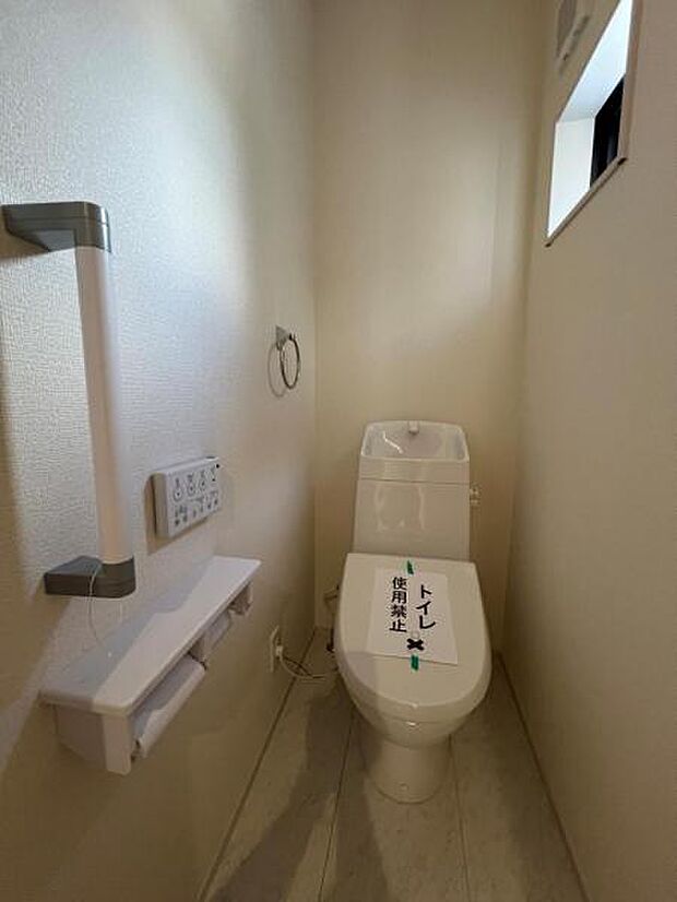 ほっと安らげるトイレ空間です。シャワー洗浄機能付のトイレは、清潔感が印象的な空間ですね。