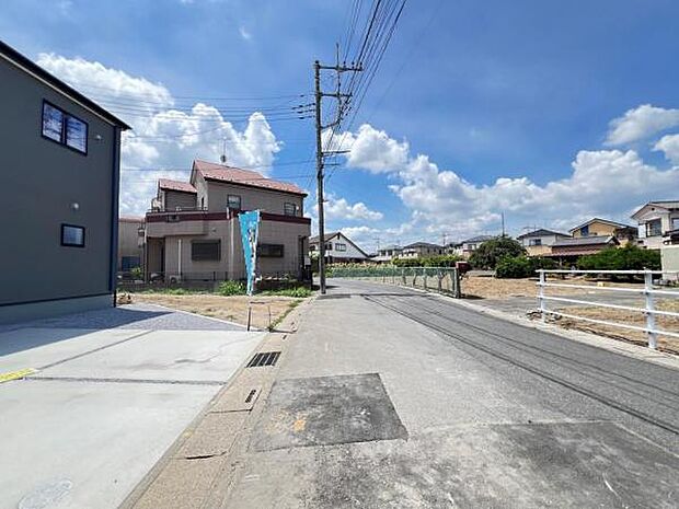 前面道路を含めた現地写真です。住宅地につき落ち着いた新生活を始められそうです。