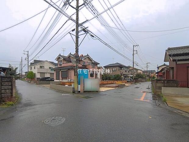 前面道路を含めた現地写真です。