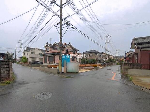 前面道路を含めた現地写真です。