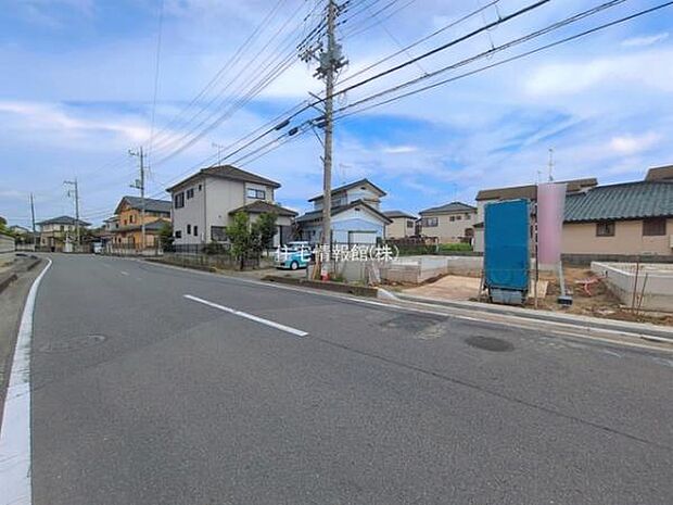 前面道路を含めた現地写真です。