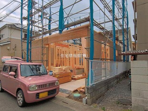 前面道路を含めた現地写真です。