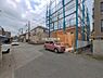 外観：前面道路を含めた現地写真です。