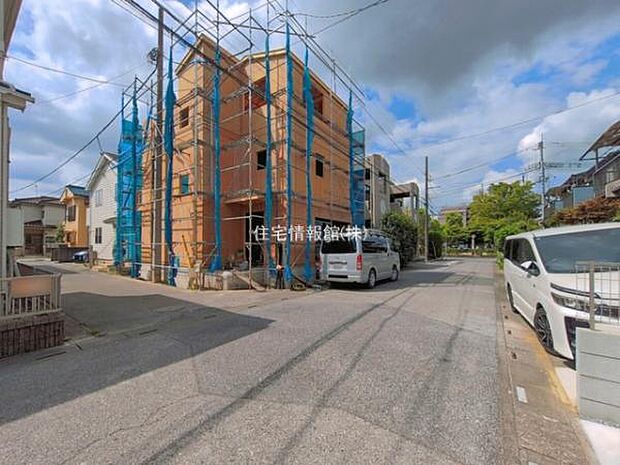 前面道路を含めた現地写真です。