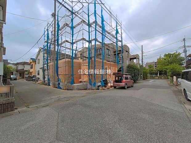 前面道路を含めた現地写真です。