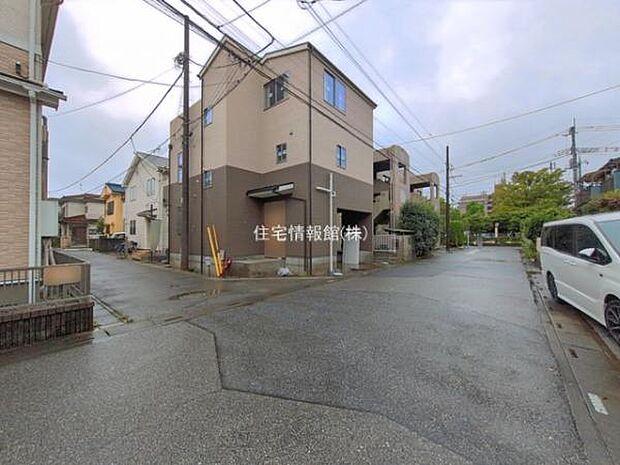 前面道路を含めた現地写真です。