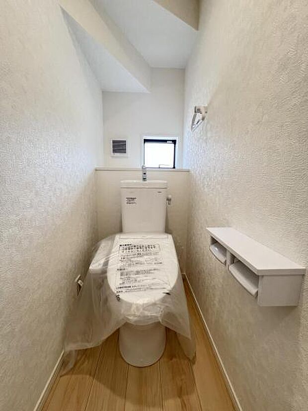 ほっと安らげるトイレ空間です。シャワー洗浄機能付のトイレは、清潔感が印象的な空間ですね。
