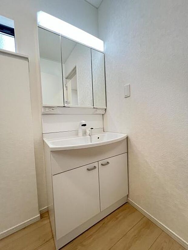 シャワー付き洗面化粧台です。手軽にシャンプーができ、お掃除もしやすいですね。