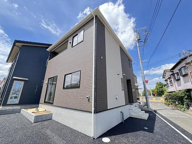 前面道路を含めた現地写真です。住宅地につき落ち着いた新生活を始められそうです。