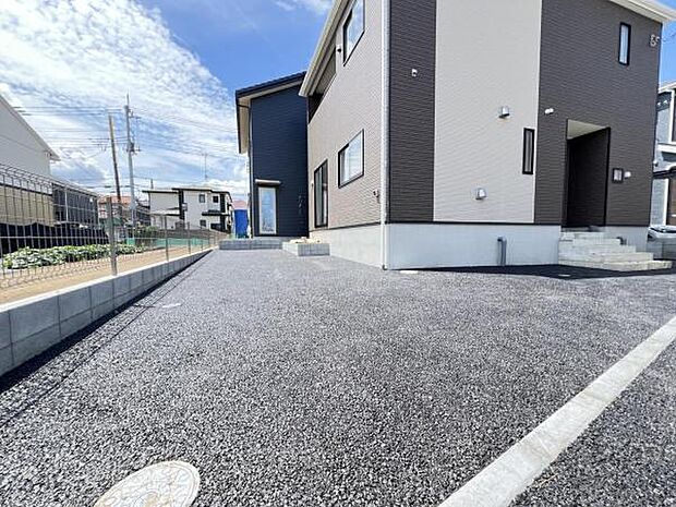 駐車場ももちろん完備しておりますのでお車所有の方にも心強いです。
