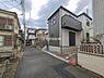 外観：前面道路を含めた現地写真です。
