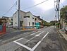 外観：前面道路を含めた現地写真です。