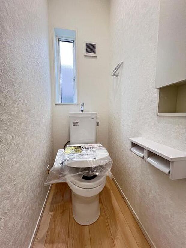 ほっと安らげるトイレ空間です。シャワー洗浄機能付のトイレは、清潔感が印象的な空間ですね。