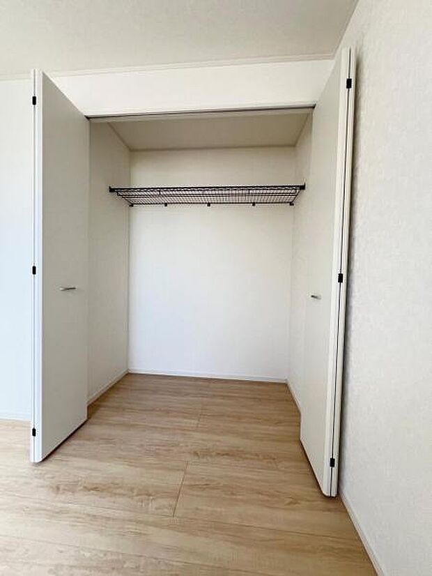 中の物を確認しやすく、取り出しやすい収納スペース。お部屋を広々とお使いいただけます。