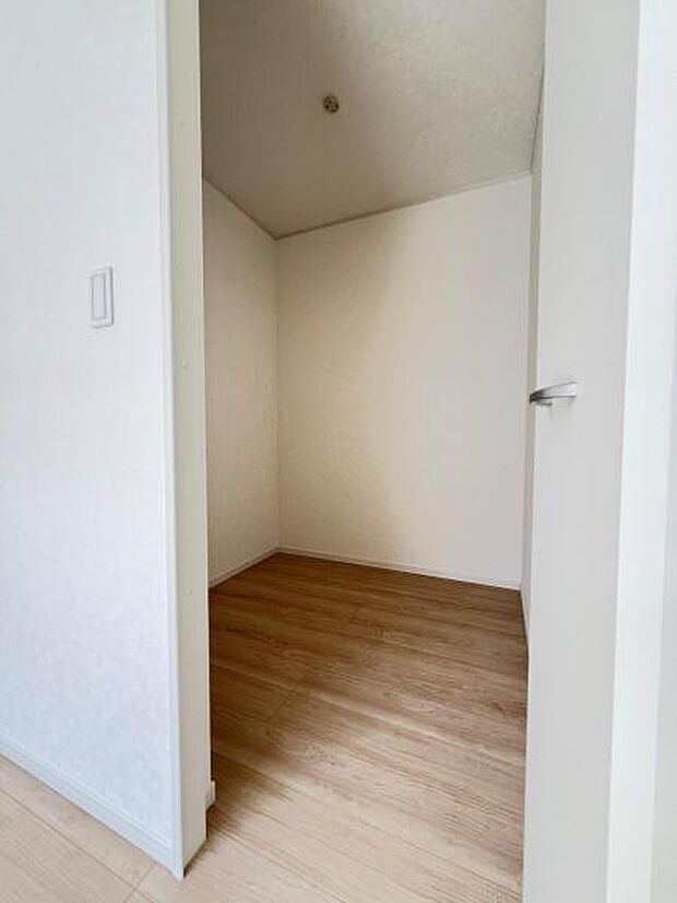 ウォークインクローゼット付きで収納も豊富。お部屋のスペースを有効的に使えそうですね。