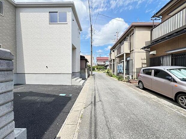 前面道路です。住宅地につき落ち着いた新生活を始められそうです。