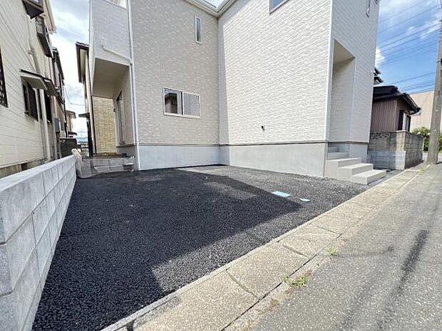 駐車場ももちろん完備しておりますのでお車所有の方にも心強いです。