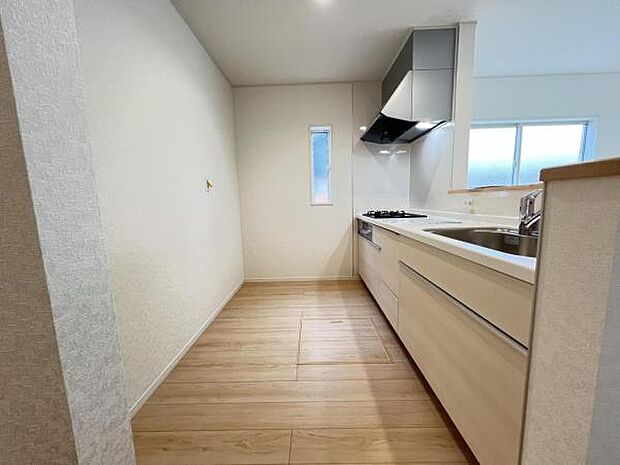 料理の時間が楽しくなるキッチンスペースです。リビングが見渡せ、料理中も会話が弾む対面式キッチンです。