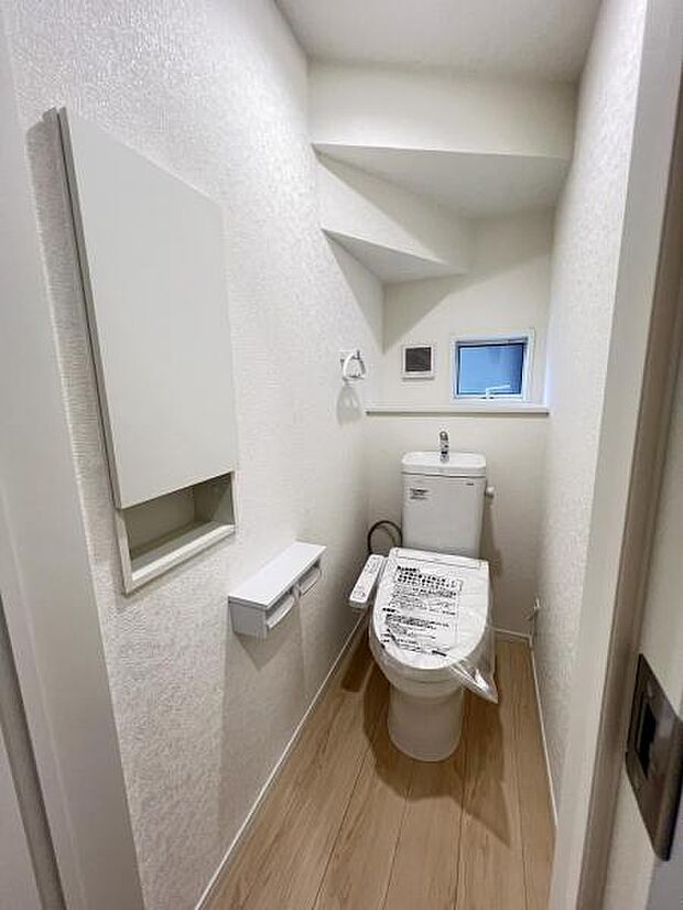 ほっと安らげるトイレ空間です。シャワー洗浄機能付のトイレは、清潔感が印象的な空間ですね。