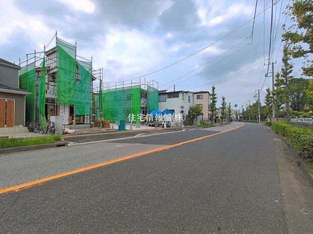 前面道路を含めた現地写真です。