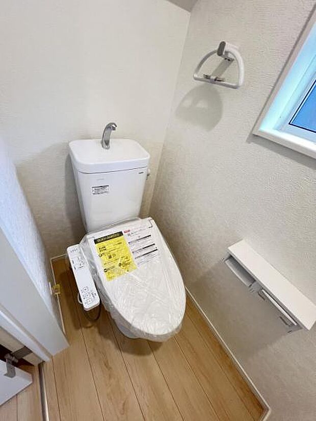 ほっと安らげるトイレ空間です。シャワー洗浄機能付のトイレは、清潔感が印象的な空間ですね。