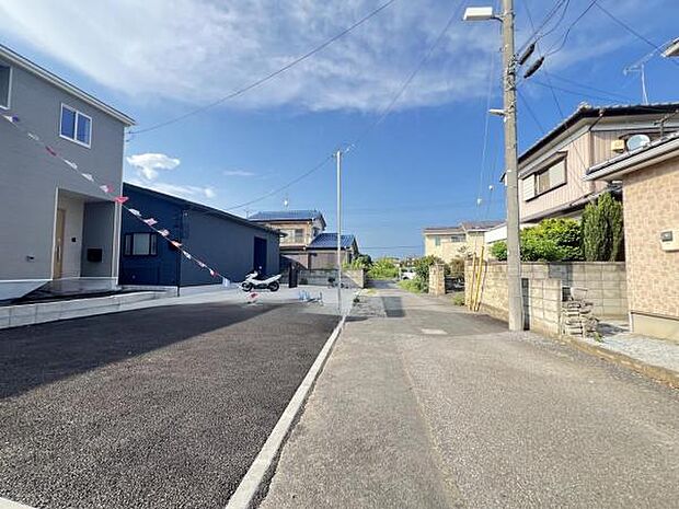 前面道路を含めた現地写真です。