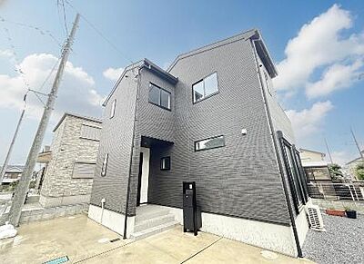 外観：現地写真です。建物完成済・ご家族揃って建物と街並みをご覧いただけます。