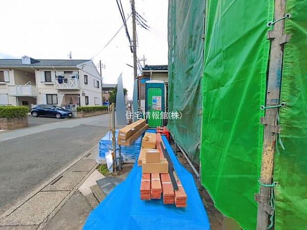 前面道路を含めた現地写真です。