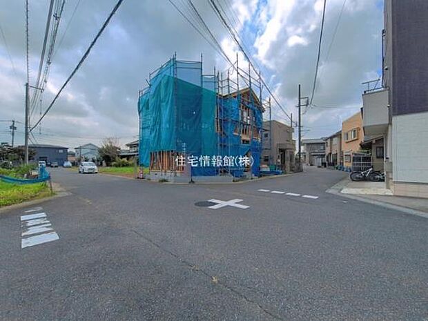前面道路を含めた現地写真です。